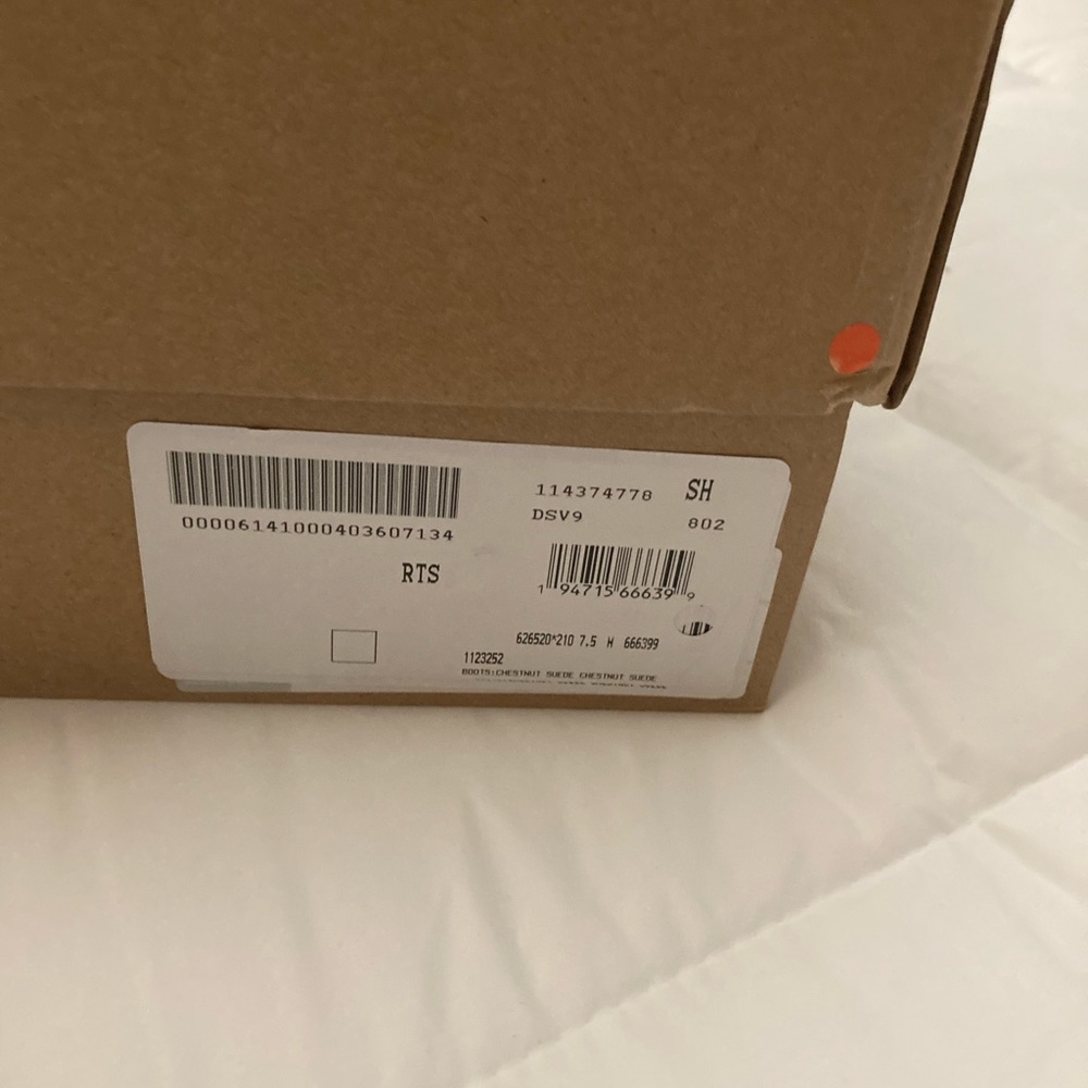 UGG Boots New in Box 7.5 - Picture 3 of 3